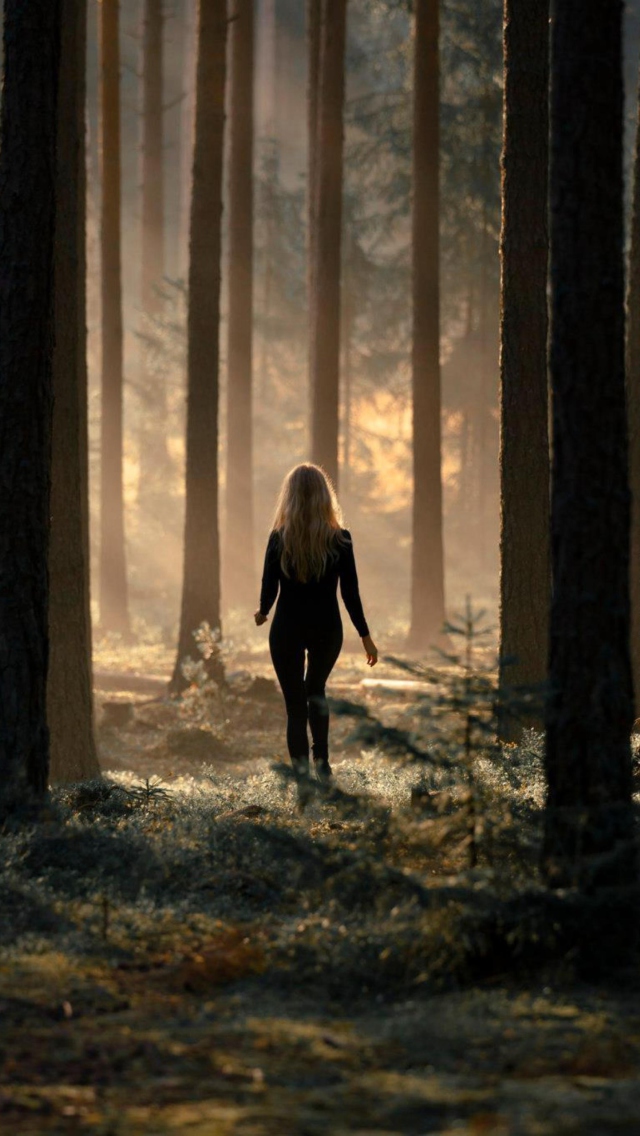 Das Girl In Forest Wallpaper 640x1136
