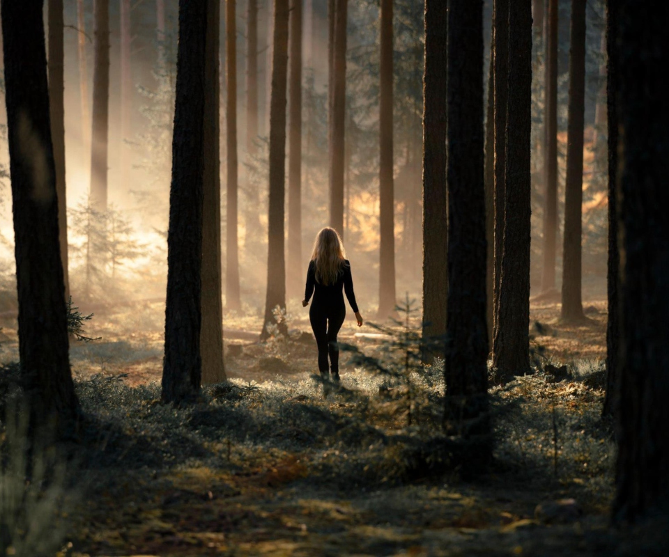 Fondo de pantalla Girl In Forest 960x800