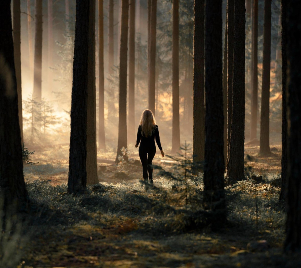 Sfondi Girl In Forest 960x854