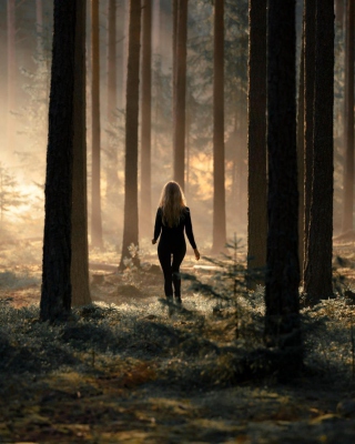 Girl In Forest - Obrázkek zdarma pro Nokia C3-01