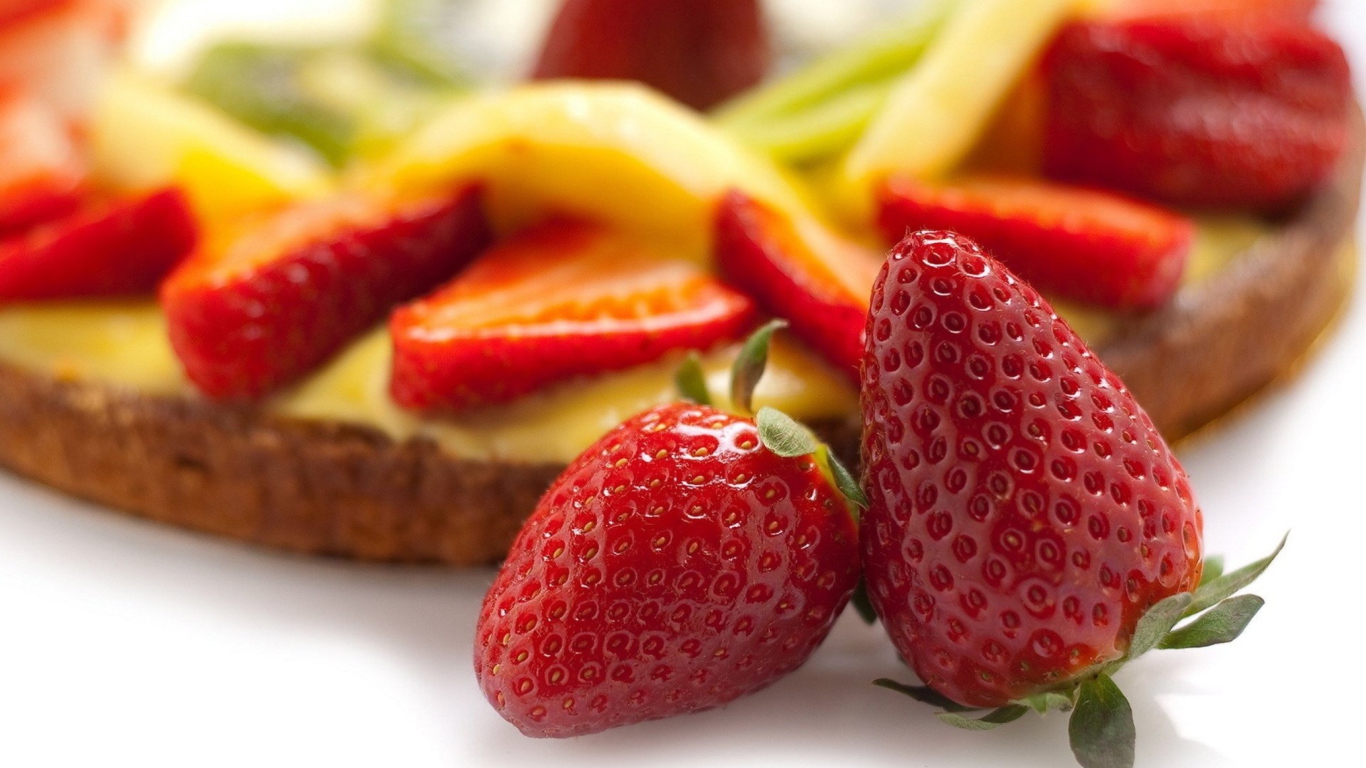 Sfondi Strawberries Cake 1366x768