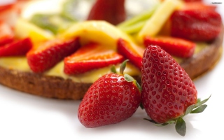 Free Strawberries Cake Picture for Android, iPhone and iPad