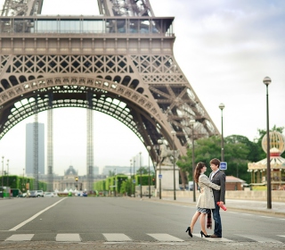 Couple Next To Tour De France - Obrázkek zdarma pro iPad mini