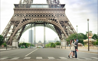 Free Couple Next To Tour De France Picture for HTC Wildfire