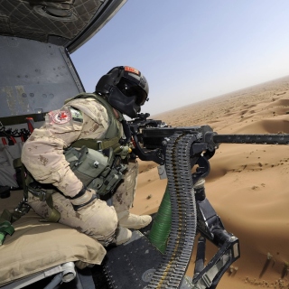 Machine Gun with Soldiers sfondi gratuiti per iPad mini