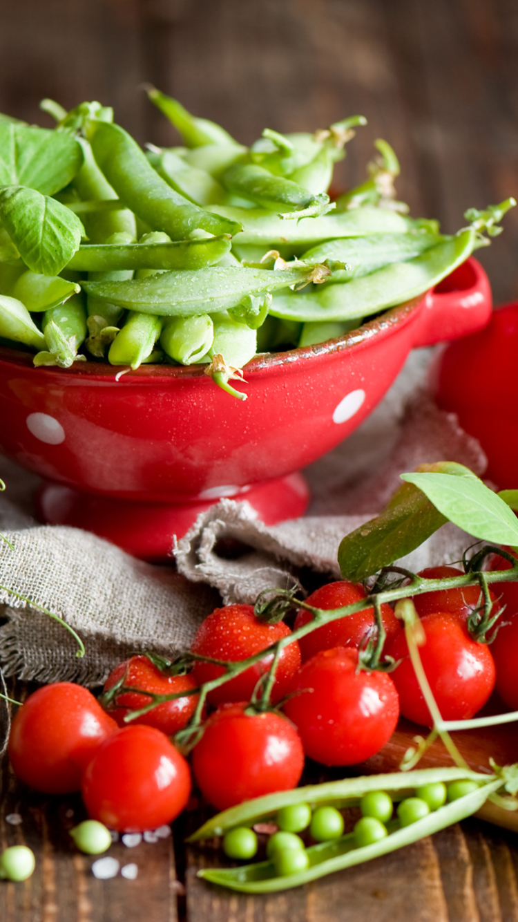 Das Red Cherry Tomatoes And Peas Wallpaper 750x1334