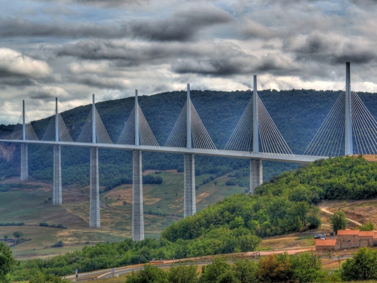 Viaduc De Millau In France wallpaper 1600x1200