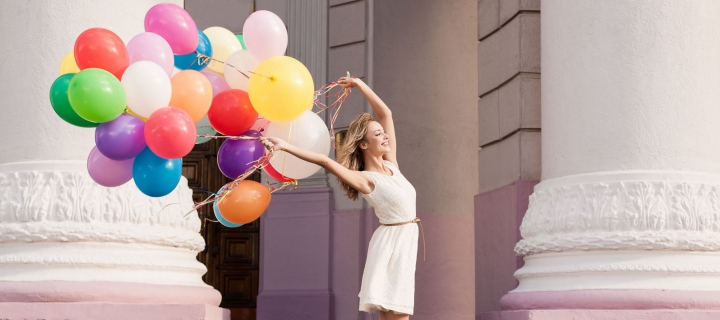 Fondo de pantalla Girl With Colorful Balloons 720x320
