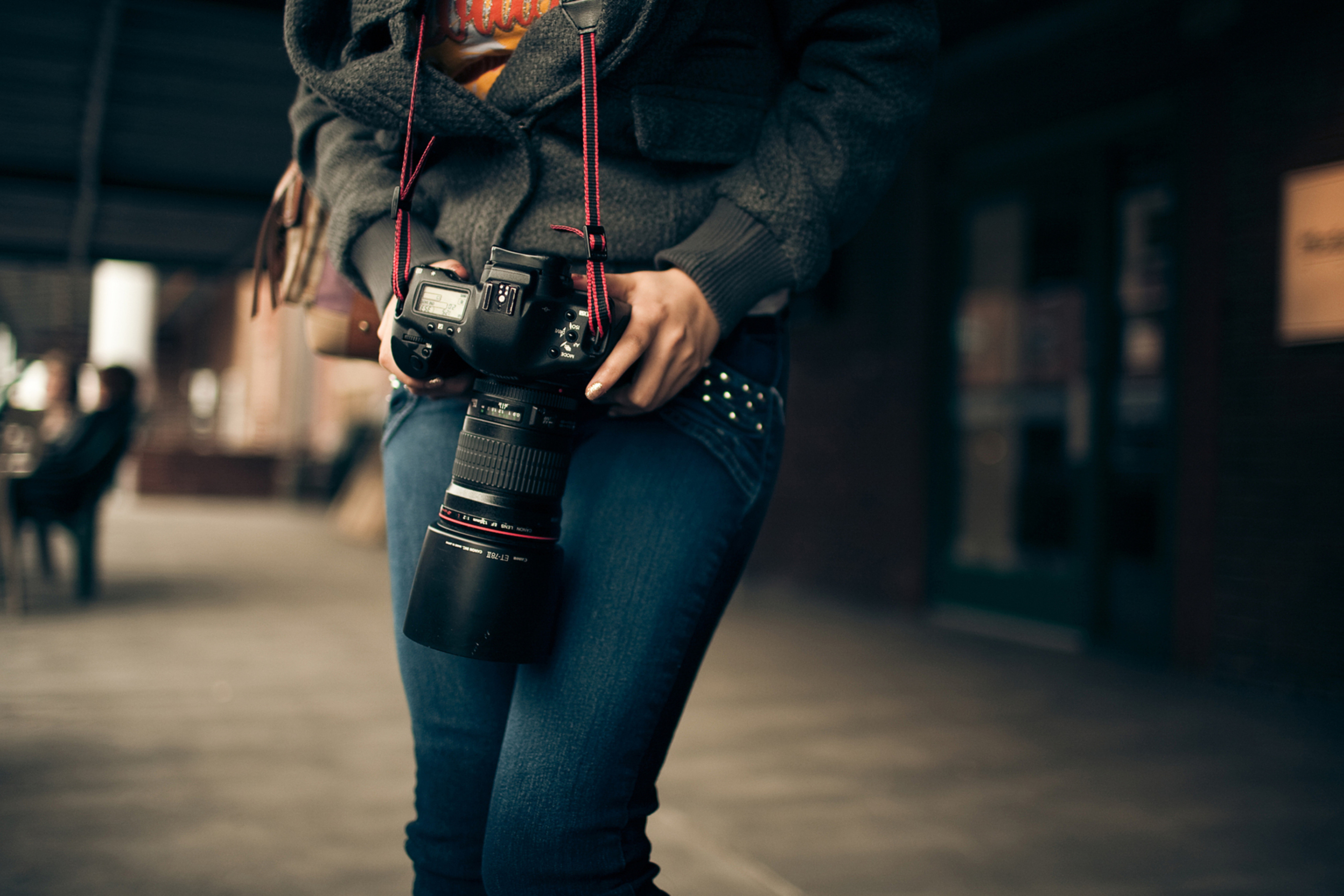 Девочка фотограф. Брюнетка с фотоаппаратом. Фотосессия фотографа с фотоаппаратом. Фотоаппарат в женских руках. Девушка с фотоаппаратом Canon.