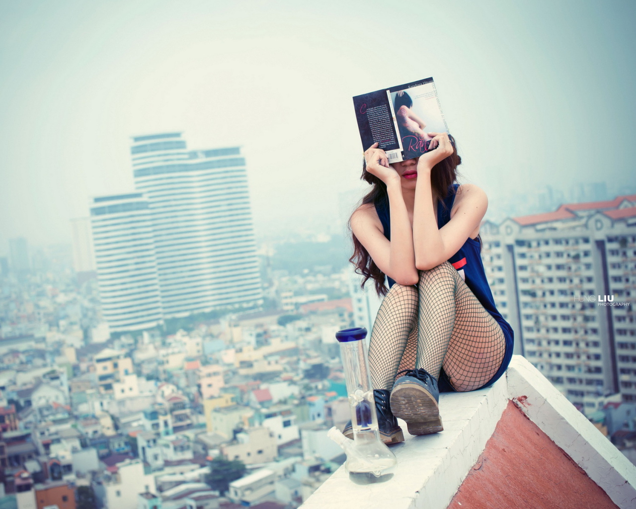Screenshot №1 pro téma Girl With Book Sitting On Roof 1280x1024