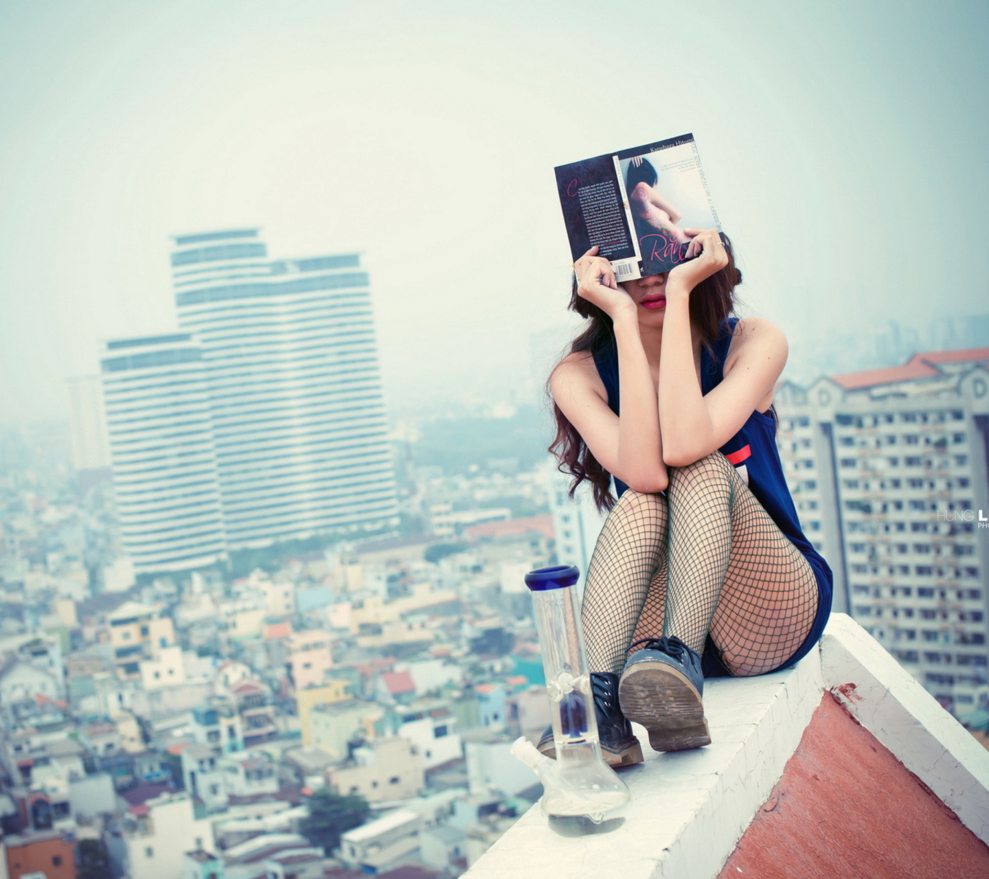 Fondo de pantalla Girl With Book Sitting On Roof 1440x1280