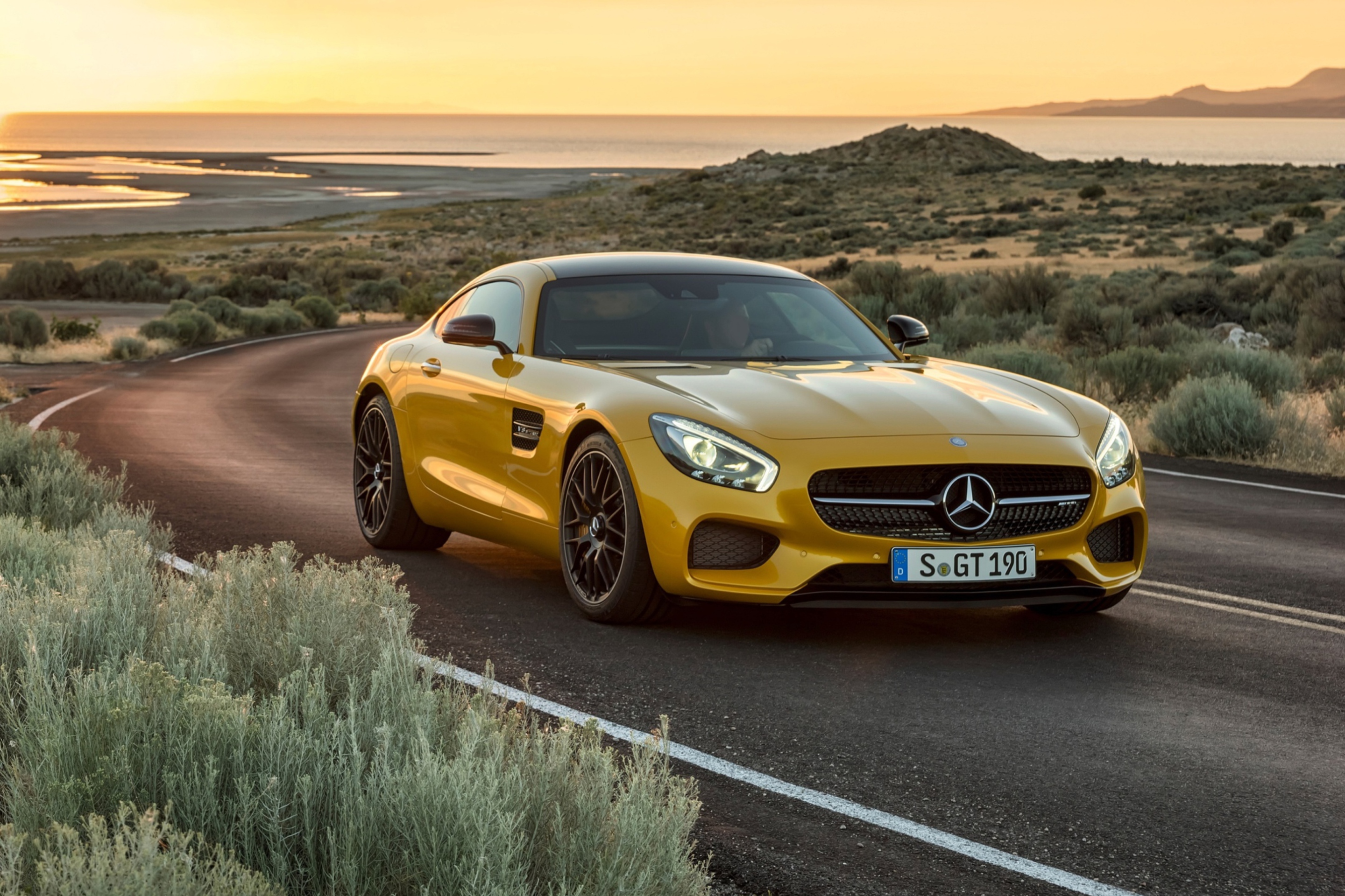 спортивный автомобиль желтый Mercedes-Benz бесплатно