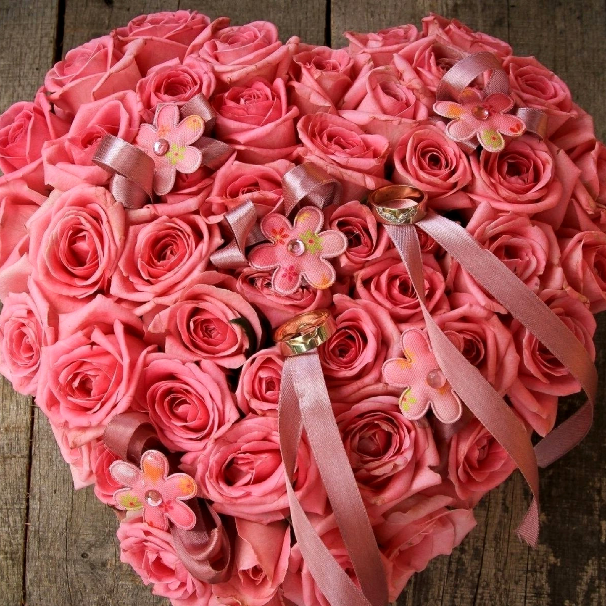 Sfondi Pink heart from roses Ultra HD 2048x2048