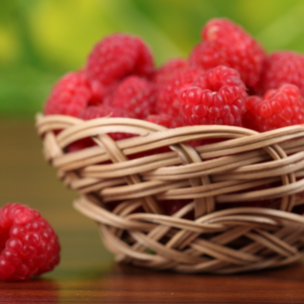 Fondo de pantalla Basket Of Raspberries 1024x1024