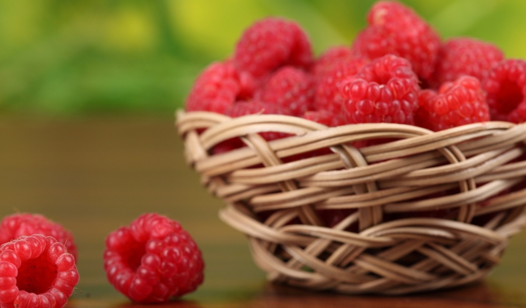 Fondo de pantalla Basket Of Raspberries 1024x600
