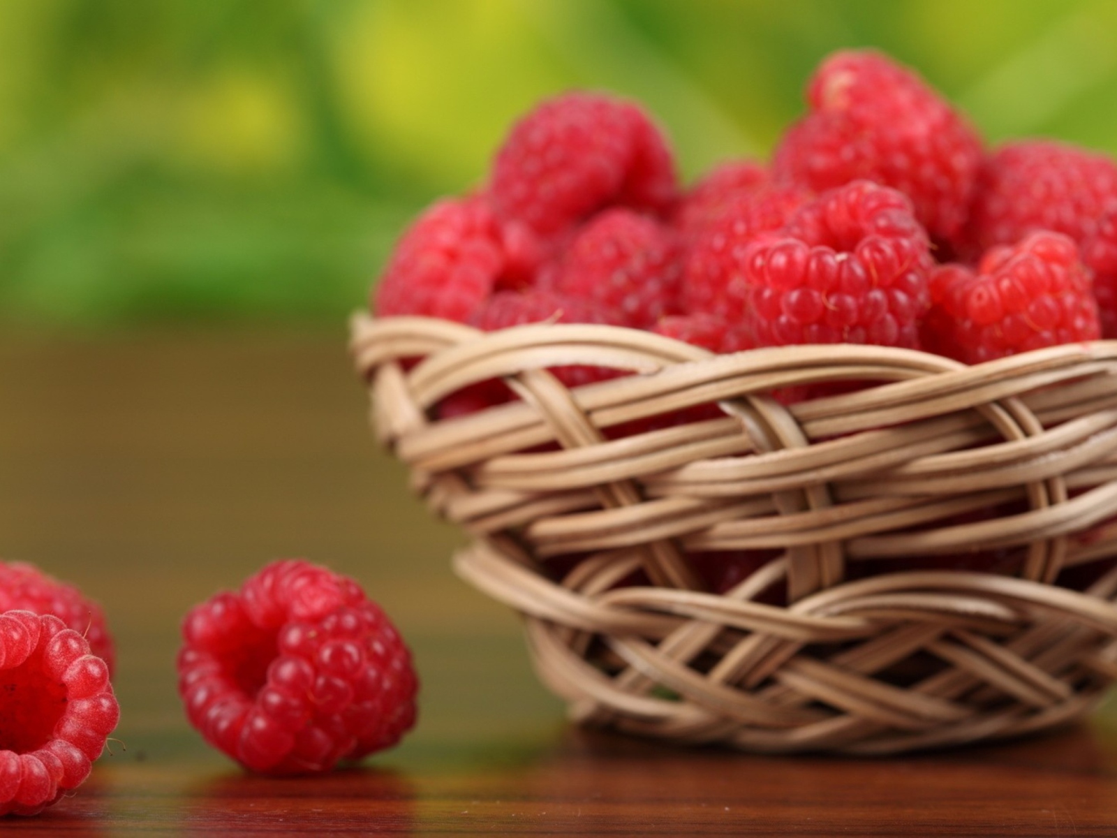 Basket Of Raspberries wallpaper 1600x1200