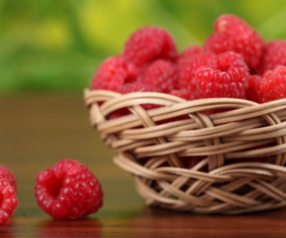 Basket Of Raspberries wallpaper 960x800