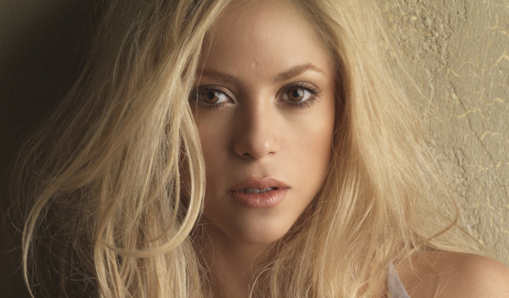 Blonde Shakira wallpaper 1024x600