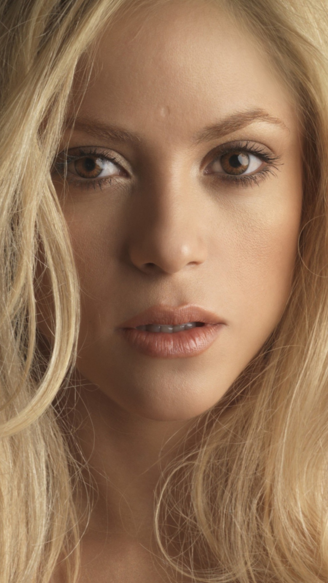 Blonde Shakira wallpaper 1080x1920
