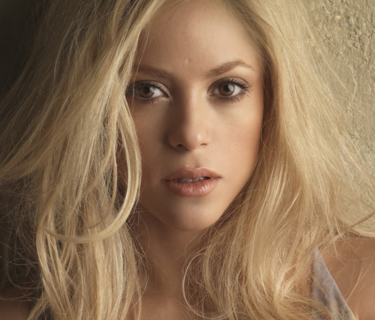 Blonde Shakira wallpaper 1200x1024
