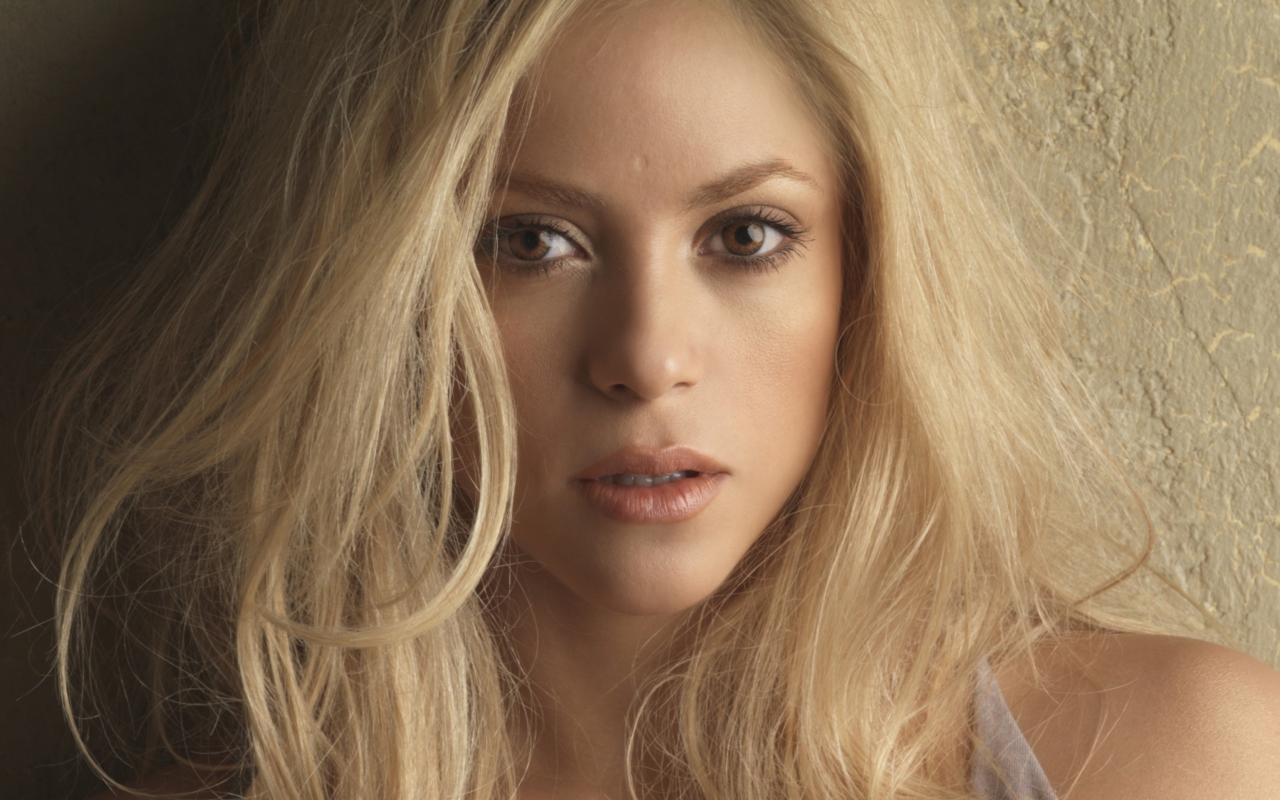 Blonde Shakira wallpaper 1280x800