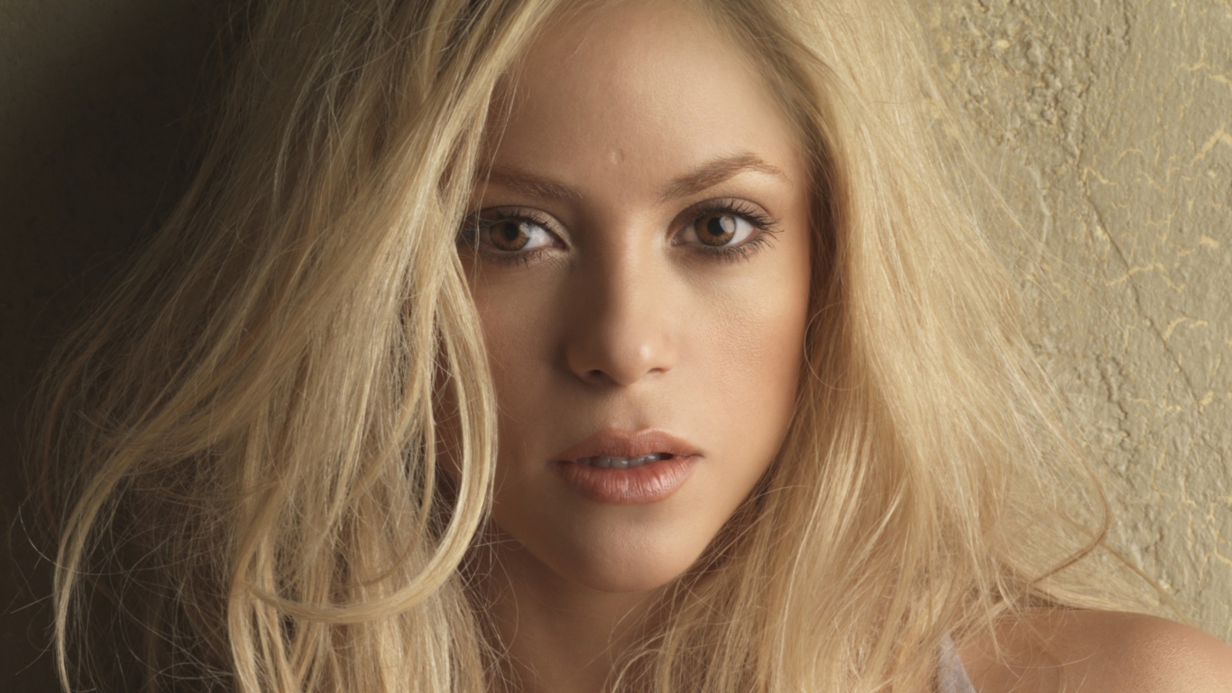 Blonde Shakira wallpaper 1366x768