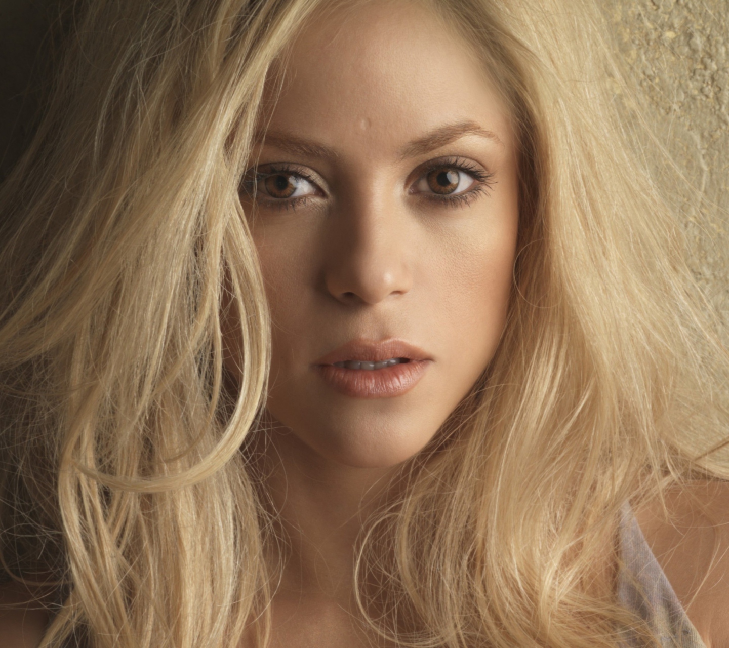 Fondo de pantalla Blonde Shakira 1440x1280