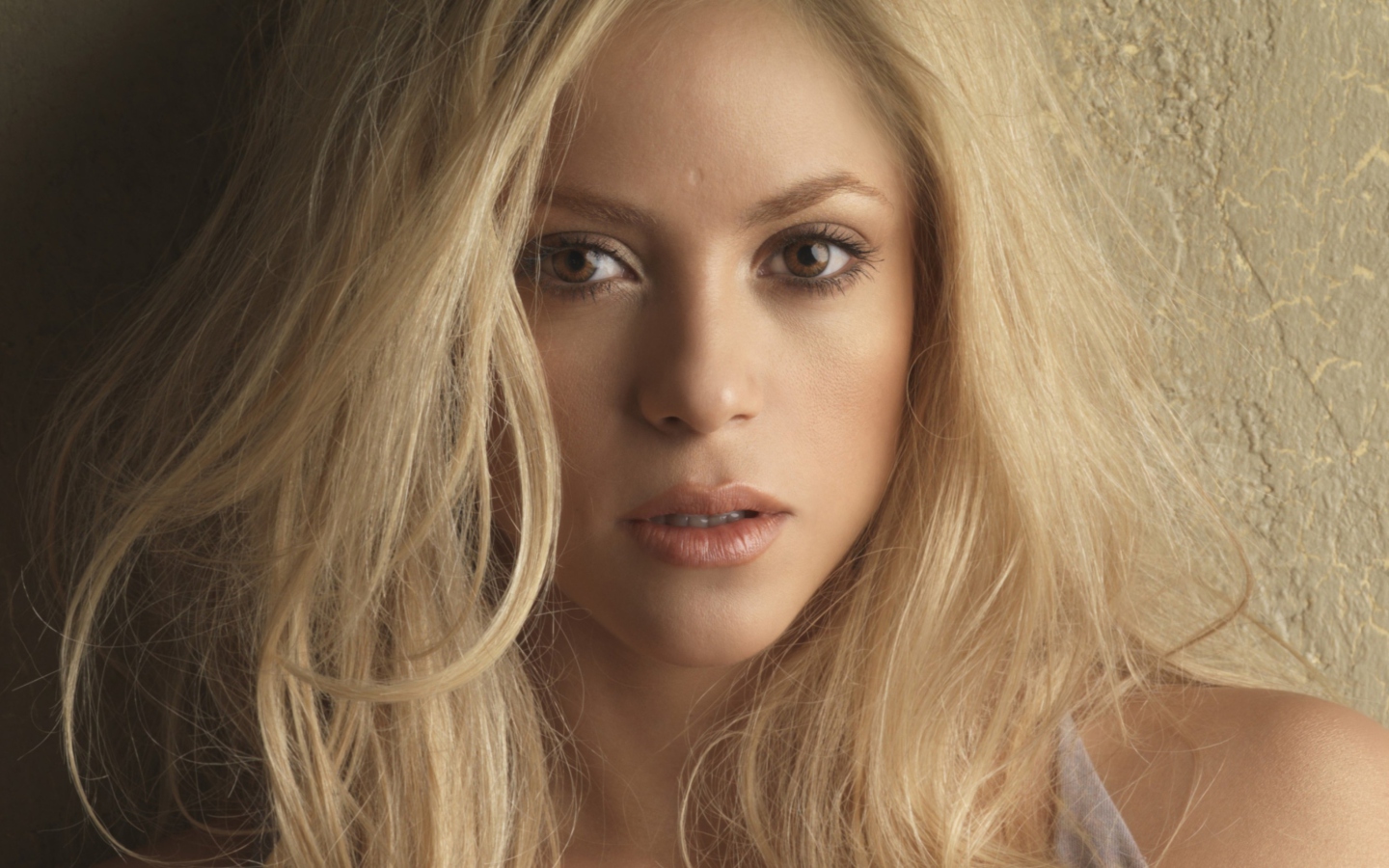 Обои Blonde Shakira 1440x900