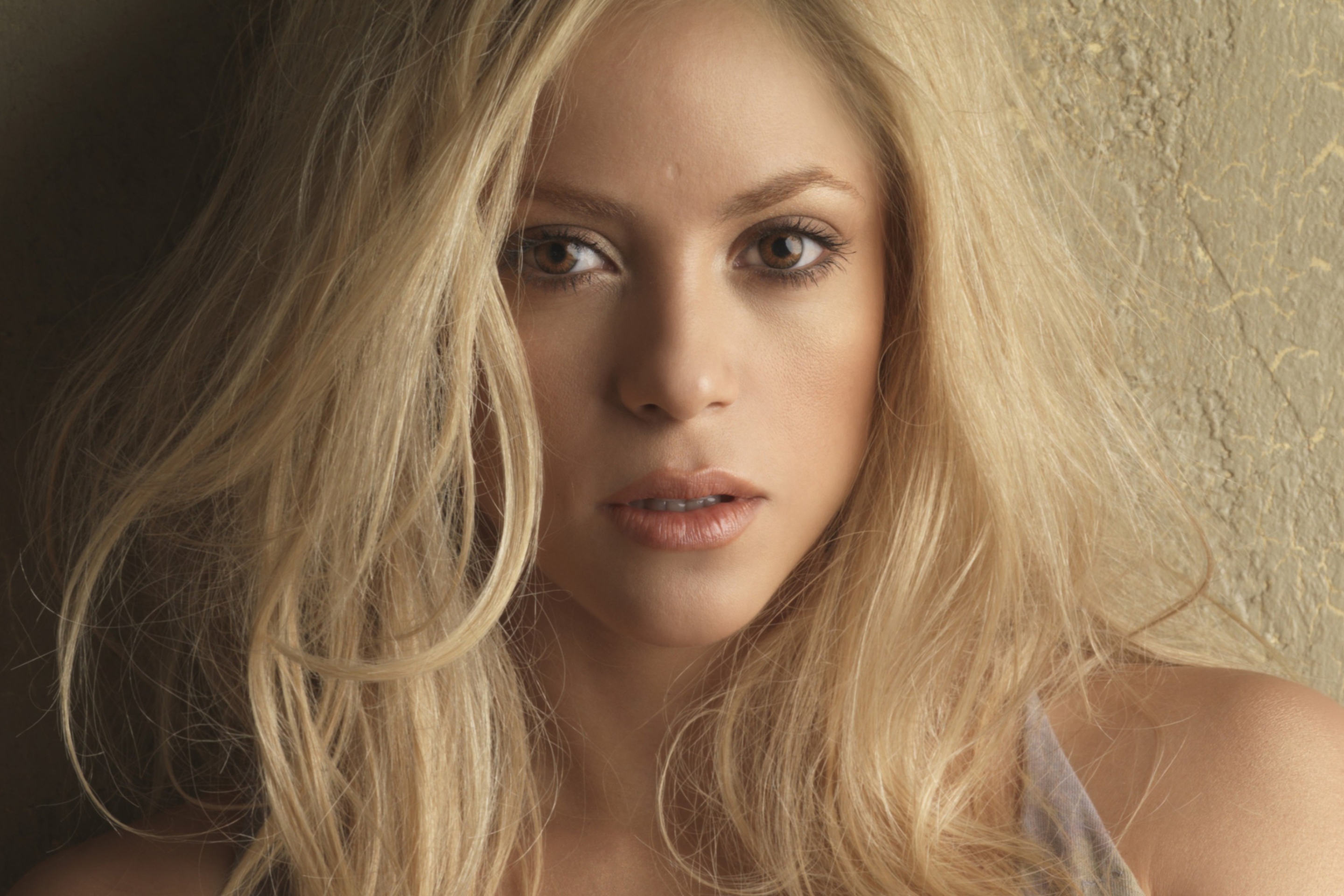 Blonde Shakira wallpaper 2880x1920