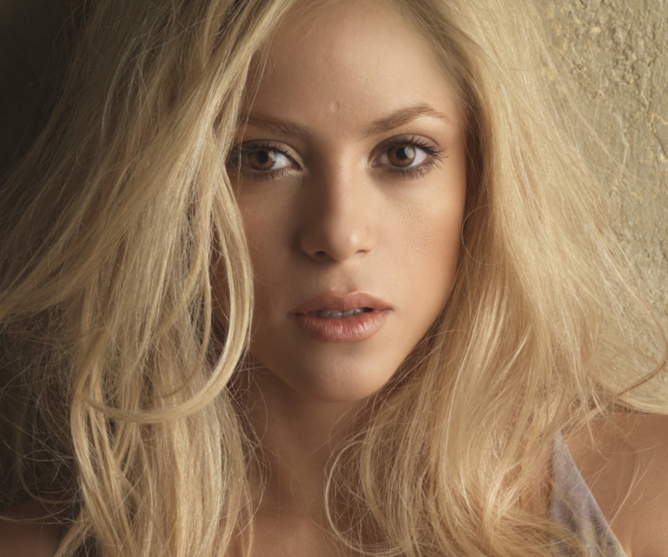 Обои Blonde Shakira 960x800