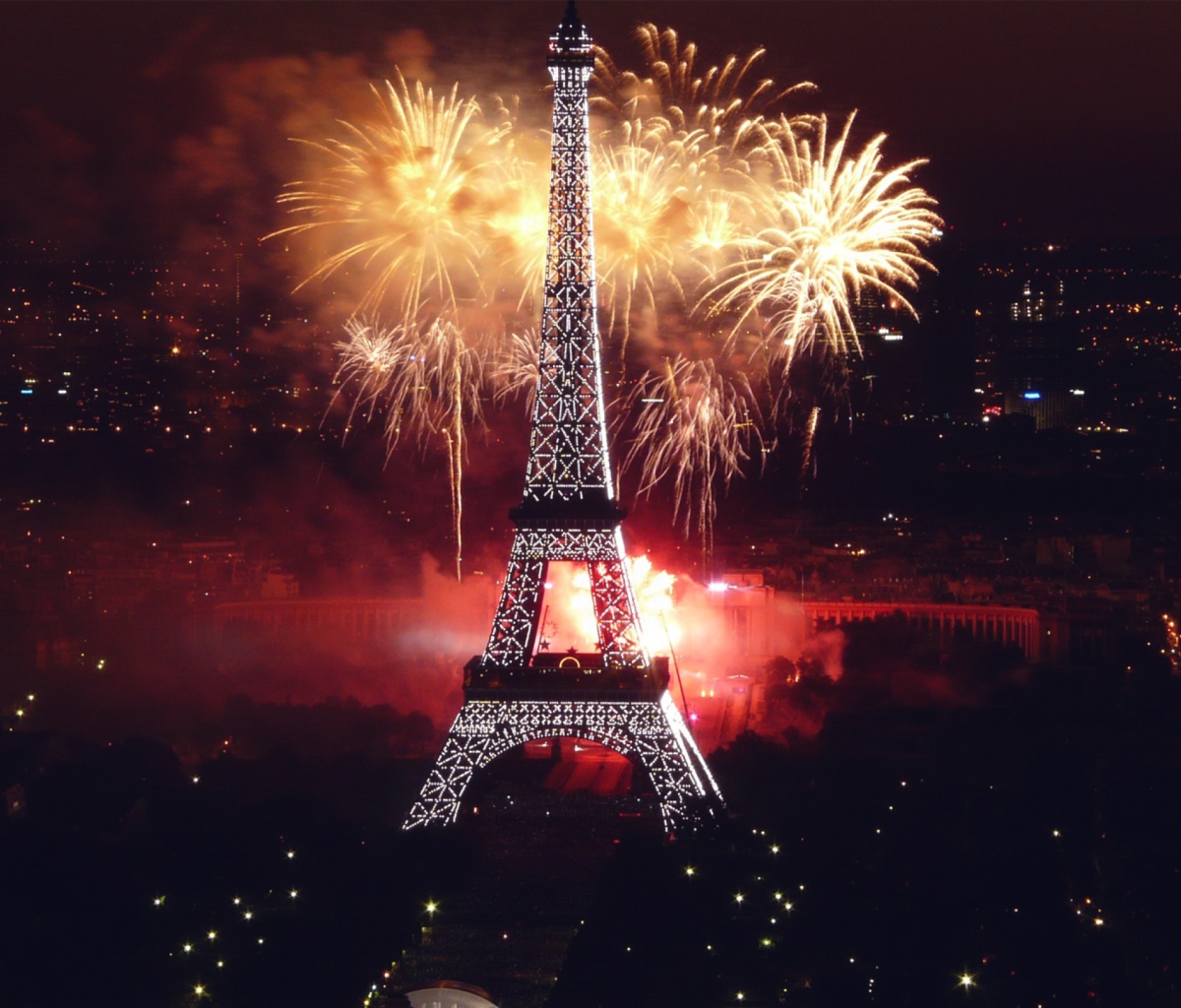 Fondo de pantalla Fireworks At Eiffel Tower 1200x1024