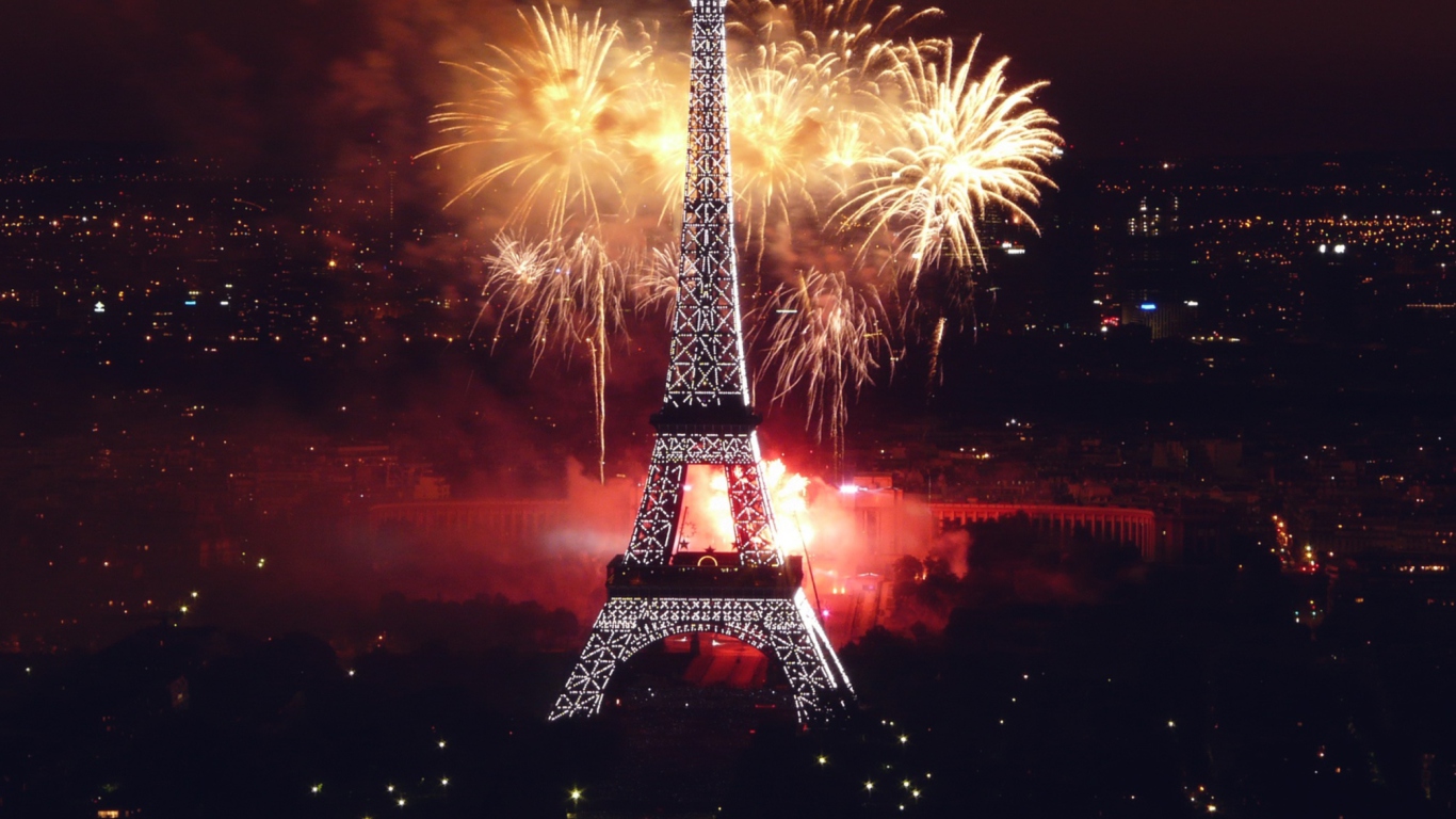 Screenshot №1 pro téma Fireworks At Eiffel Tower 1366x768
