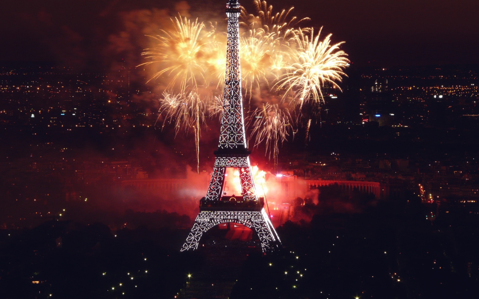 Fondo de pantalla Fireworks At Eiffel Tower 1680x1050