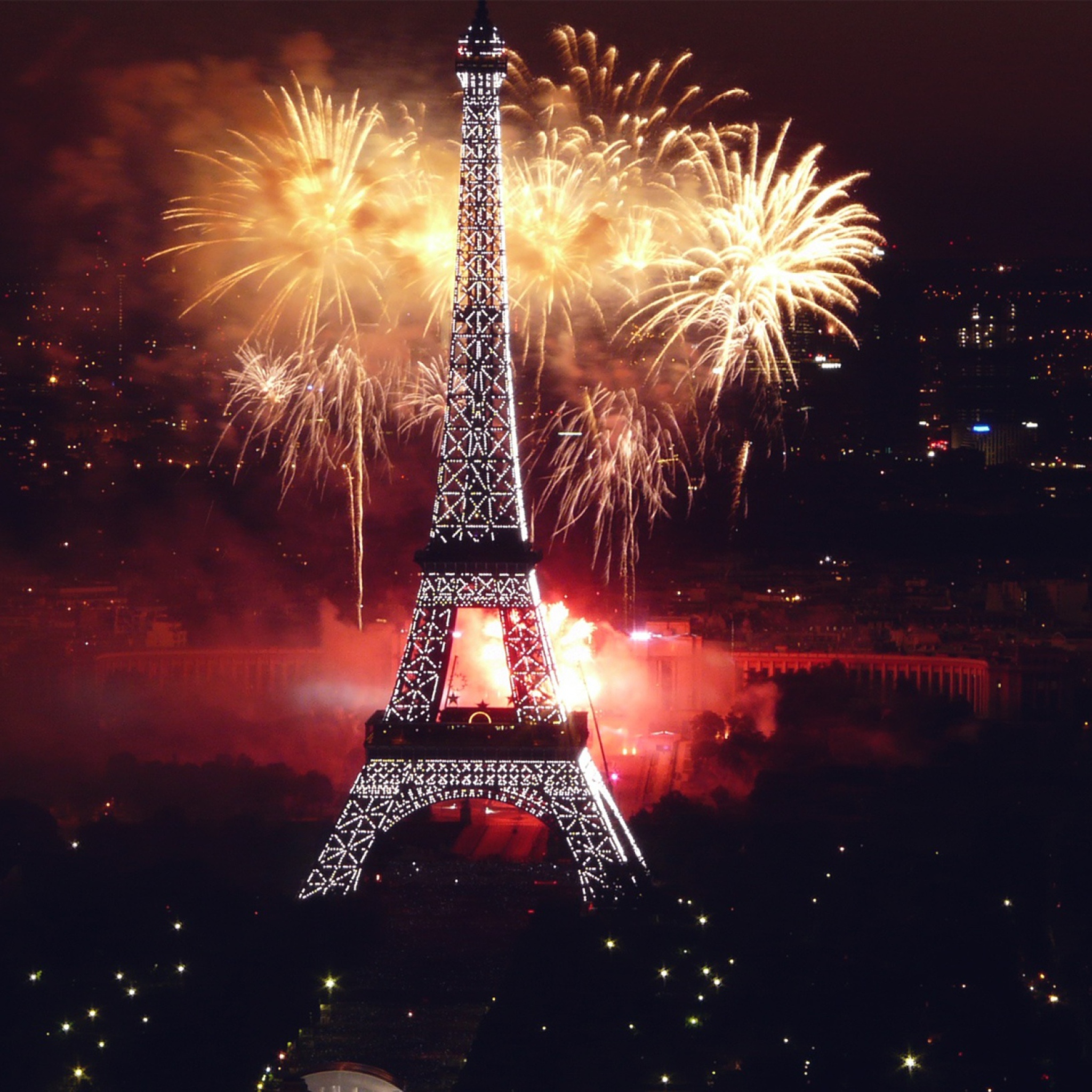 Fondo de pantalla Fireworks At Eiffel Tower 2048x2048