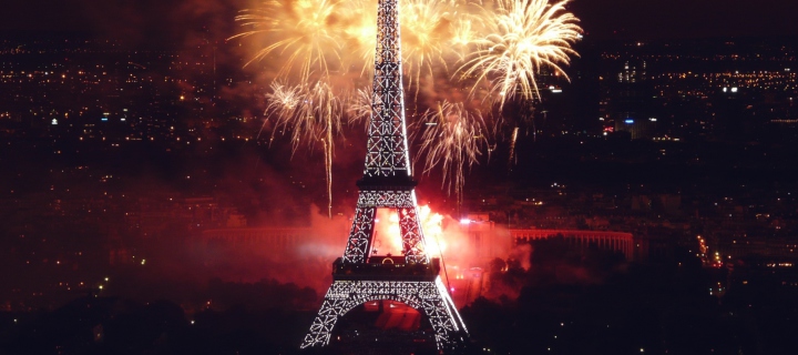 Screenshot №1 pro téma Fireworks At Eiffel Tower 720x320