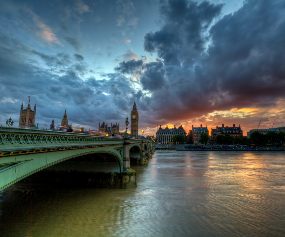 Westminster bridge on Thames River wallpaper 960x800