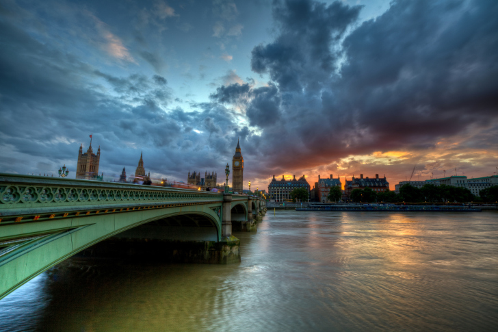 Westminster bridge on Thames River wallpaper