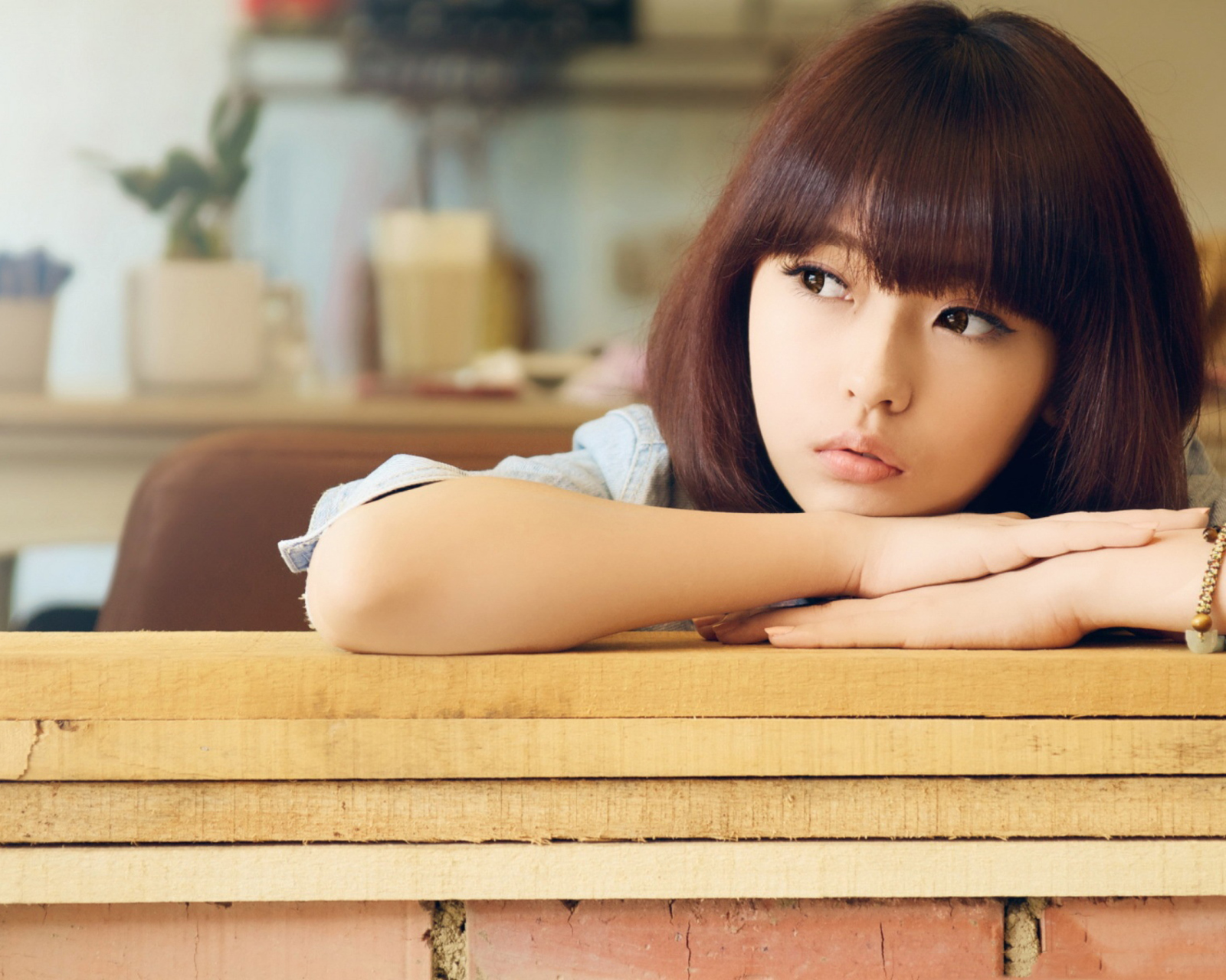 Das Cute Asian Girl In Thoughts Wallpaper 1600x1280