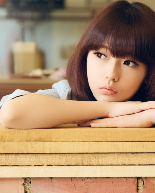 Kostenloses Cute Asian Girl In Thoughts Wallpaper für 320x480