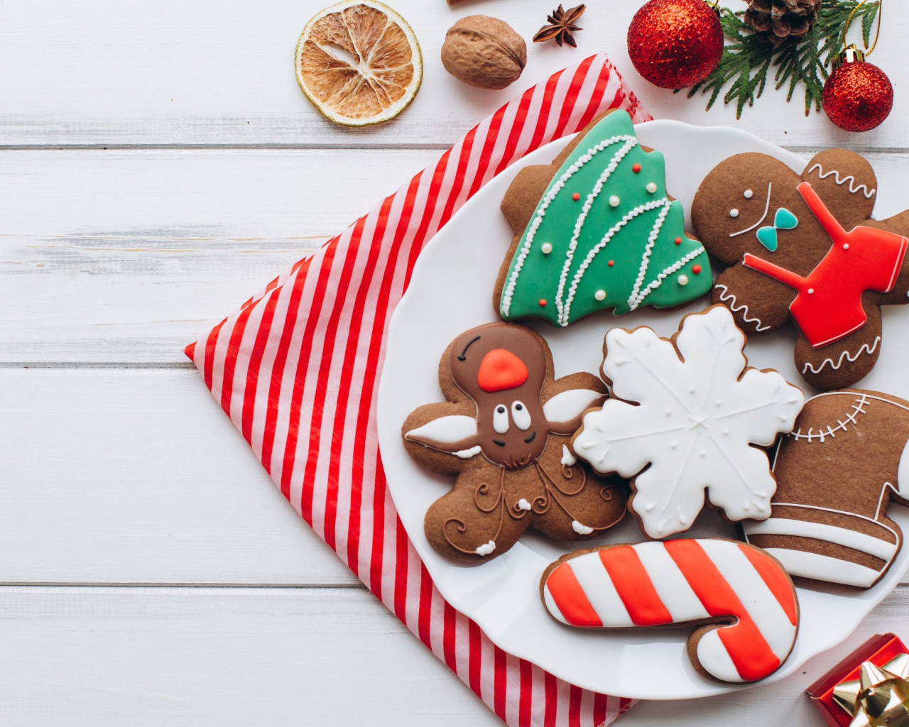 Обои Homemade Christmas Cookies 1280x1024