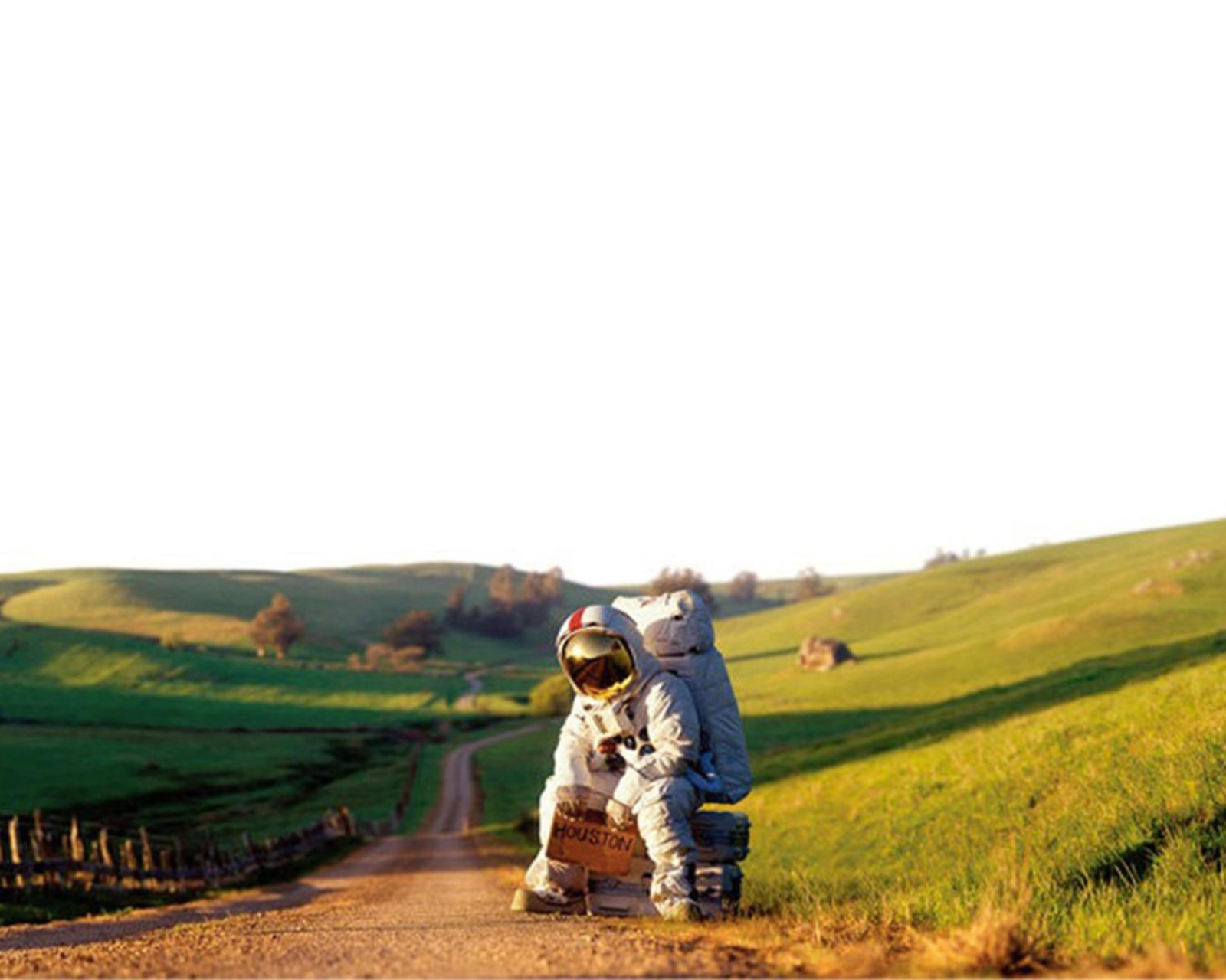 Fondo de pantalla Astronaut On The Road 1600x1280