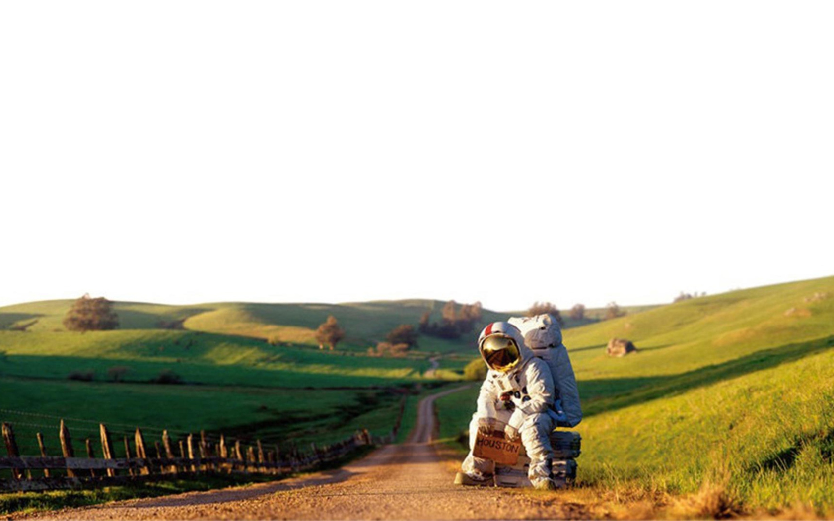 Fondo de pantalla Astronaut On The Road 1680x1050