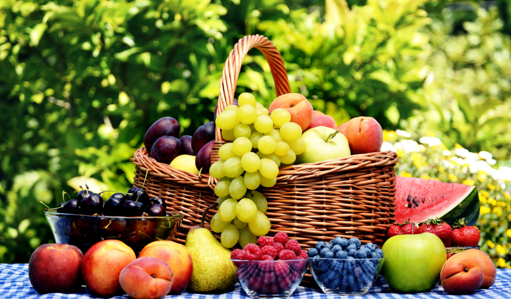 Обои Organic Fruit Gift Basket 1024x600