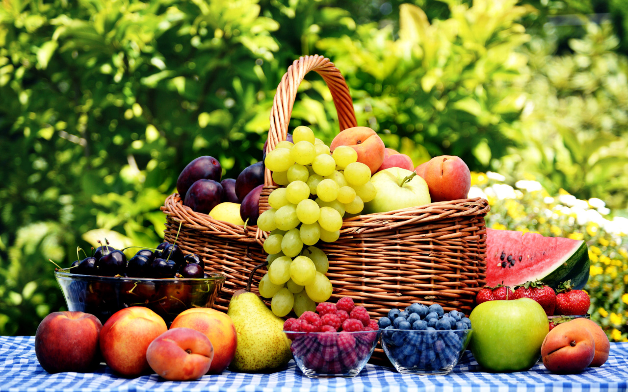 Обои Organic Fruit Gift Basket 1280x800