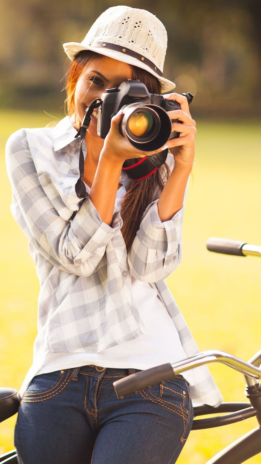 Girl photographer wallpaper 1080x1920