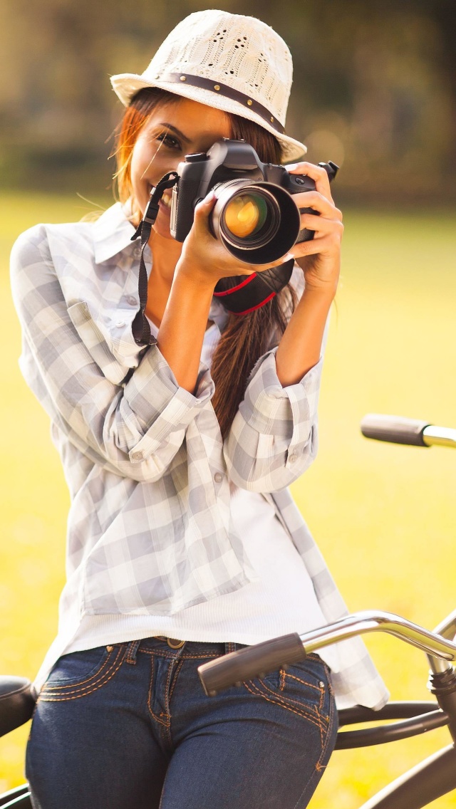 Girl photographer wallpaper 640x1136