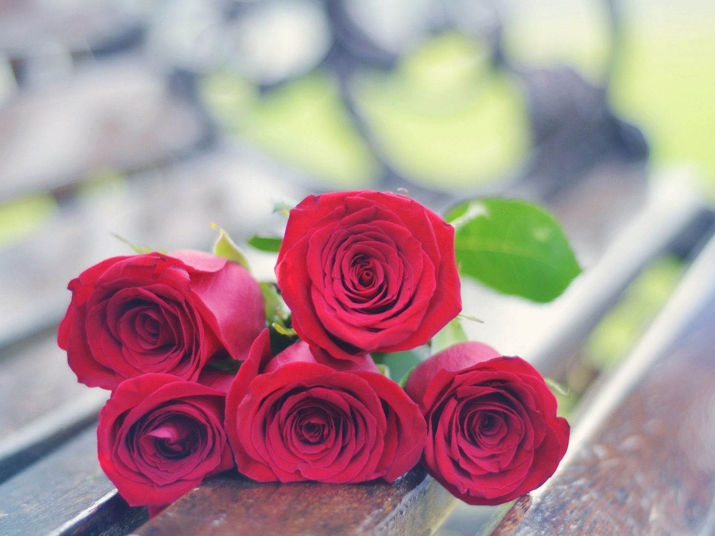 Red Roses Bouquet On Bench wallpaper 1400x1050