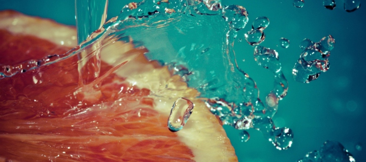 Sfondi Orange Slice In Water Drops 720x320