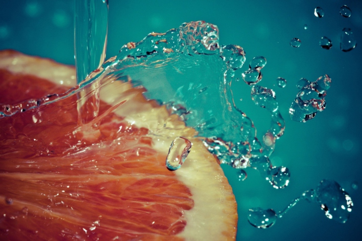 Обои Orange Slice In Water Drops