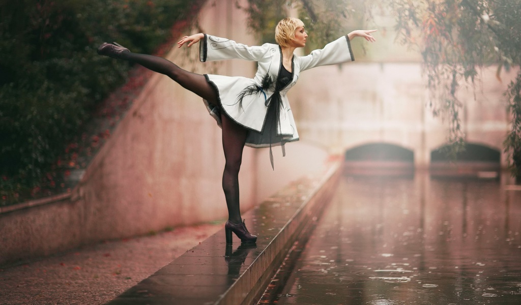 Fondo de pantalla Ballerina Dance in Rain 1024x600